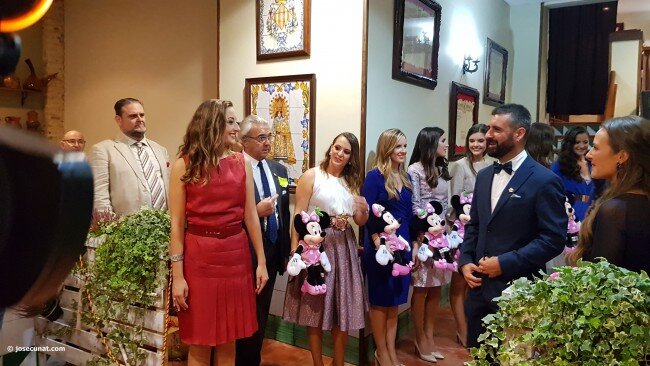 La falla plaza de la Mercé da la bienvenida a la nueva fallera mayor Rocio Gil y su corte