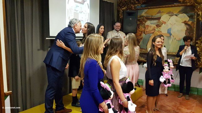 La falla plaza de la Mercé da la bienvenida a la nueva fallera mayor Rocio Gil y su corte