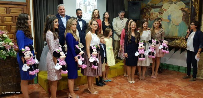 La falla plaza de la Mercé da la bienvenida a la nueva fallera mayor Rocio Gil y su corte