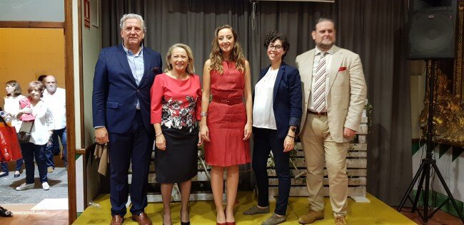 La falla plaza de la Mercé da la bienvenida a la nueva fallera mayor Rocio Gil y su corte