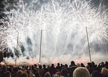 Amstel reconoce a todas las Fallas valencianas con un emocionante y atronador espectáculo pirotécnico