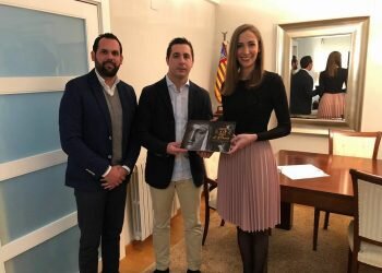 Los granaderos del Cabanyal nombran clavariesa de honor a la fallera mayor de valencia de 2017