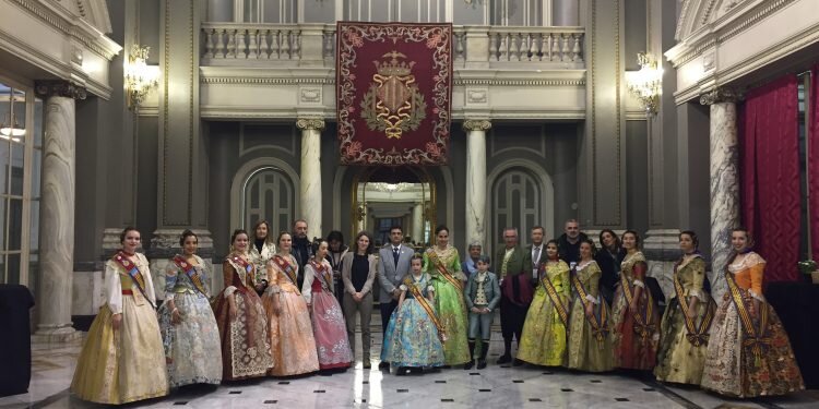 Alumnas erasmus de 10 países han asistido hoy a la mascletà con la falla tarongers-universitat politècnica
