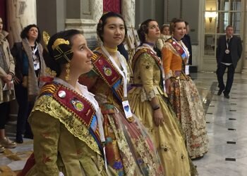 Alumnas erasmus de 10 países han asistido hoy a la mascletà con la falla tarongers-universitat politècnica