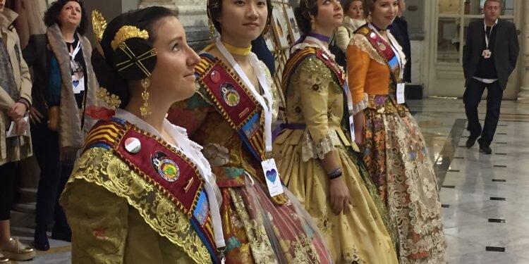 Alumnas erasmus de 10 países han asistido hoy a la mascletà con la falla tarongers-universitat politècnica