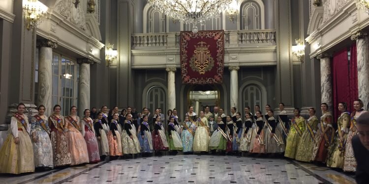 Alumnas erasmus de 10 países han asistido hoy a la mascletà con la falla tarongers-universitat politècnica