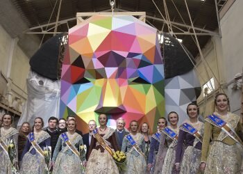 El alcalde destaca la renovación de la falla municipal de este año que, toda de madera, ofrecerá una cremà duradera y más sostenible