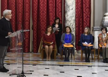 Las pioneras Tere-Mari Viguer, Victoria Liceres, Pilar Gimeno, y María José Tornero reciben el reconeixement a les dones de la festa