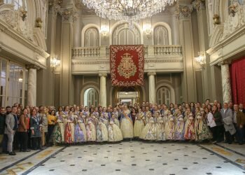 Alcaldes y alcaldesas de toda la Comunidad Valenciana visitan el balcón municipal para la mascletà de hermanos Ferrández