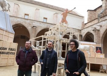 Daniel G. Andújar planta una falla / instalación en el Centre del Carme sobre el arte que se salvó de las llamas