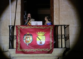 Ja estem en falles!: el pregón de Manolo Catalán y la crida de las Falleras Mayores dan la bienvenida a las fallas de Dénia