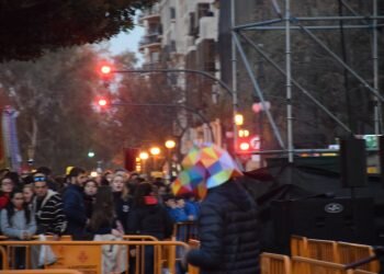 La cabalgata del ninot llevará a la plaça de L’Ajuntament este sábado las primeras piezas de la falla municipal 2018