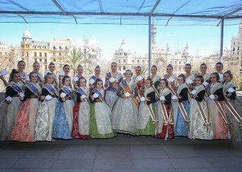 Pececitos blancos en honor a Gabriel presiden la mascletà