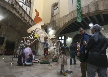 El Palau se abre a las Fallas con ninots, instalaciones y regalos para sus visitantes