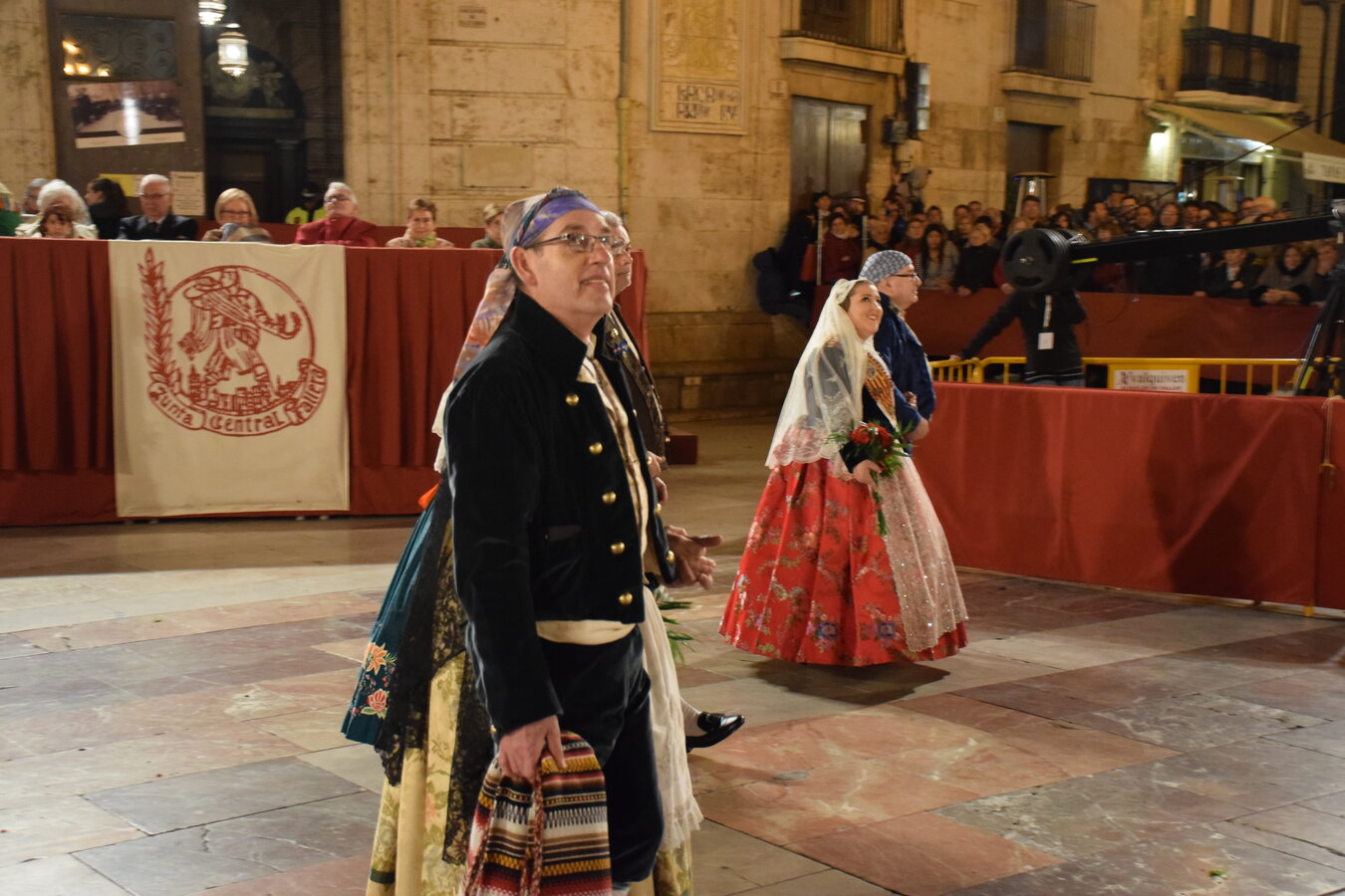 Los falleros visten de blanco a la Geperudeta en una emotiva ofrenda