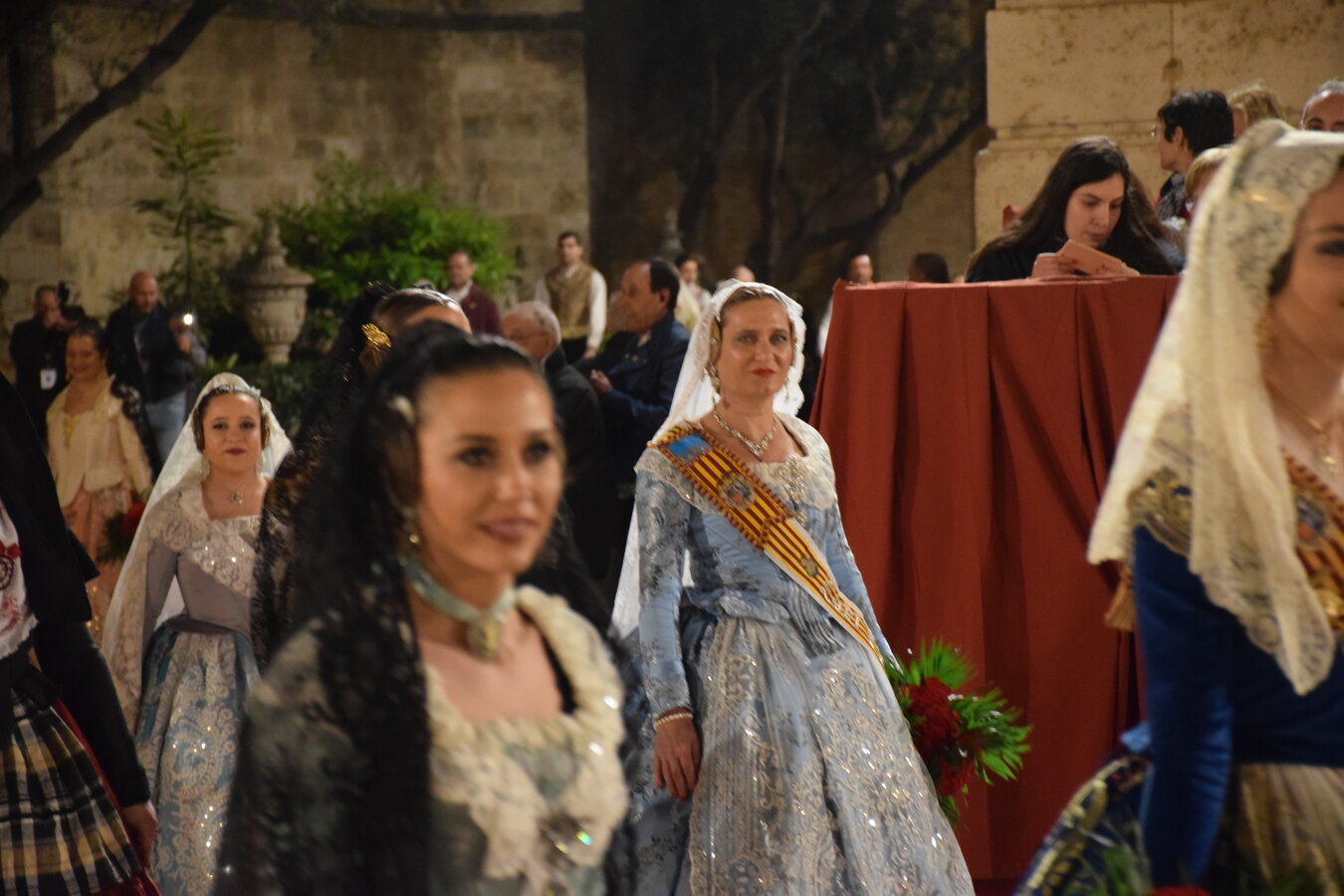 Los falleros visten de blanco a la Geperudeta en una emotiva ofrenda