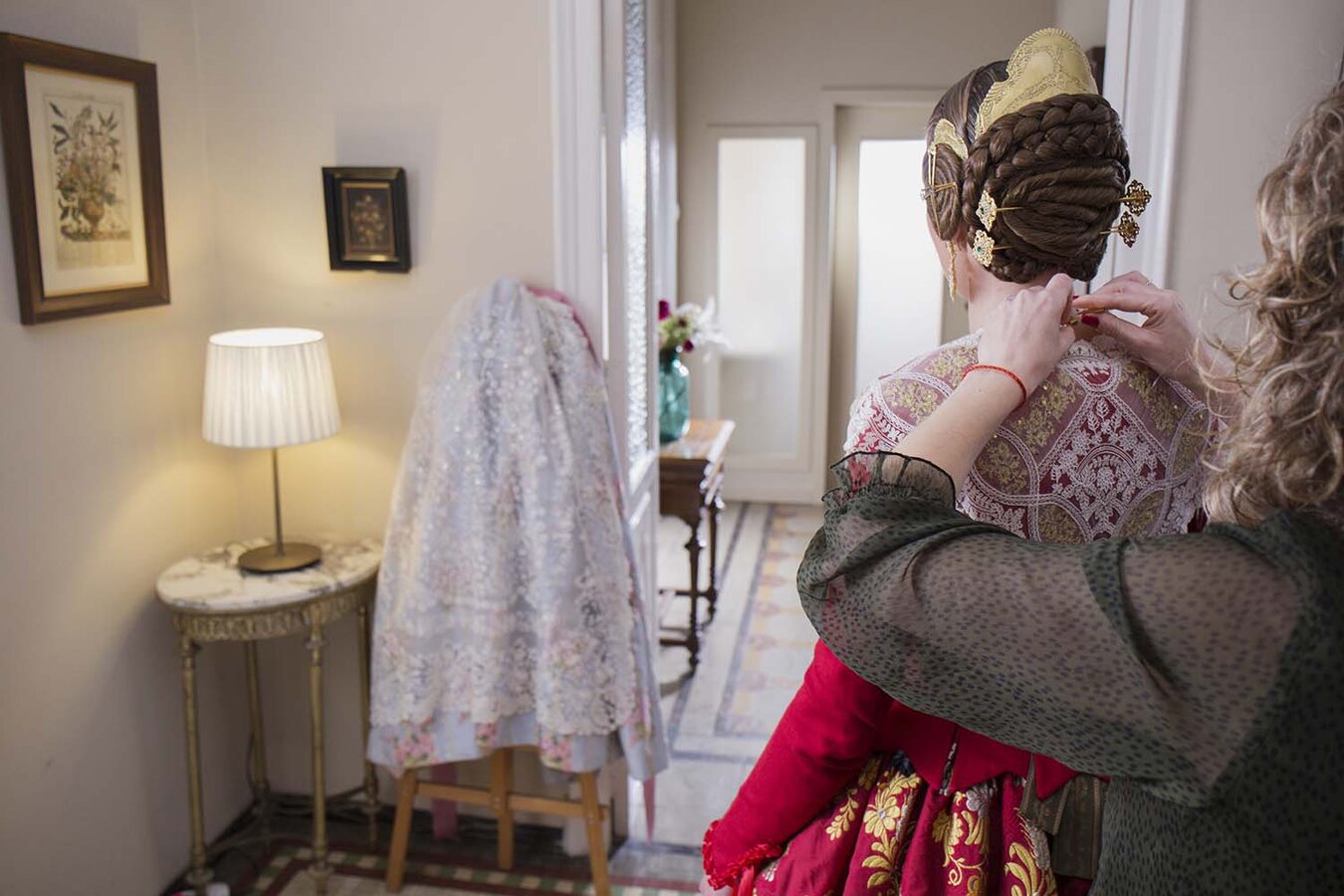 Falleras Mayores y Falleras Mayores Infantiles de València reflexionan sobre el ritual que acompaña a vestirse con la indumentaria tradicional