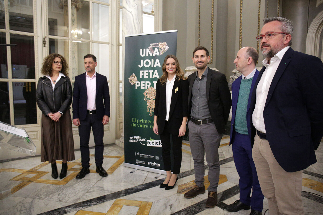 La Fallera Mayor lucirá desde hoy el primer aderezo realizado con vidrio reciclado