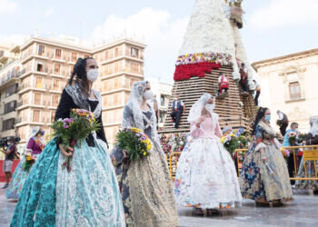 Finaliza la Ofrenda de flores a la Virgen de los Desamparados