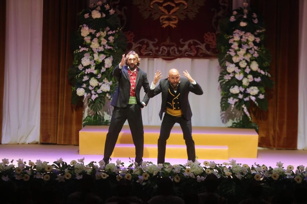 El espectáculo sorprende la Exaltación y descubre qué hay detrás de la Fallera Mayor de València y su Corte de Honor