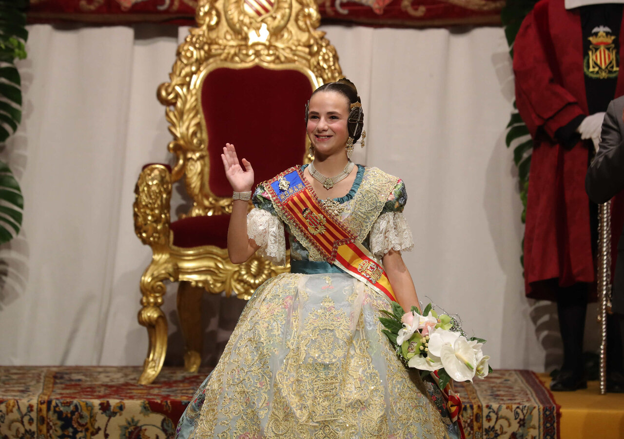 Nerea López Maestre recibe la banda que la acredita como Fallera Mayor Infantil de València