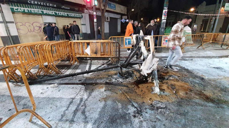 Queman parte de la falla Avenida Burjassot-Joaquín Ballester de València y destrozan un ‘ninot’